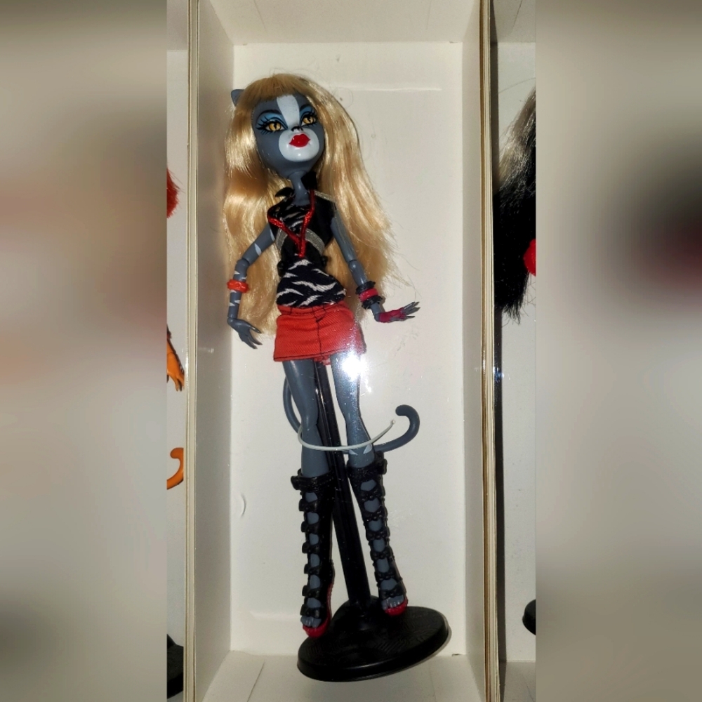 MONSTER HIGH DOLL